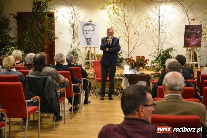 Zdjęcie w galerii na portalu naszraciborz.pl: W zwierciadle satyry - promocja książki Zbigniewa Woźniaka na Zamku Piastowskim wiadomości z regionu