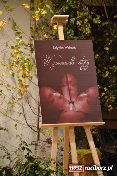 Zdjęcie w galerii na portalu naszraciborz.pl: W zwierciadle satyry - promocja książki Zbigniewa Woźniaka na Zamku Piastowskim wiadomości z regionu