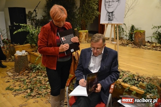 Zdjęcie w galerii na portalu naszraciborz.pl: W zwierciadle satyry - promocja książki Zbigniewa Woźniaka na Zamku Piastowskim wiadomości z regionu