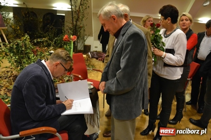 Zdjęcie w galerii na portalu naszraciborz.pl: W zwierciadle satyry - promocja książki Zbigniewa Woźniaka na Zamku Piastowskim wiadomości z regionu