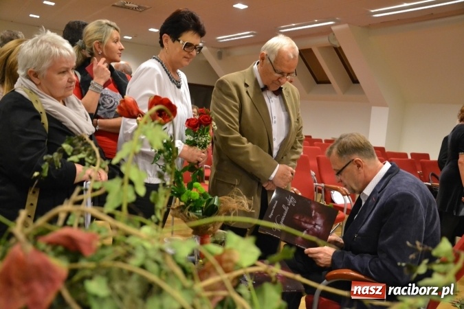 Zdjęcie w galerii na portalu naszraciborz.pl: W zwierciadle satyry - promocja książki Zbigniewa Woźniaka na Zamku Piastowskim wiadomości z regionu