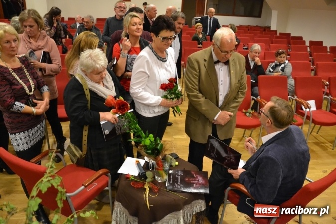 Zdjęcie w galerii na portalu naszraciborz.pl: W zwierciadle satyry - promocja książki Zbigniewa Woźniaka na Zamku Piastowskim wiadomości z regionu