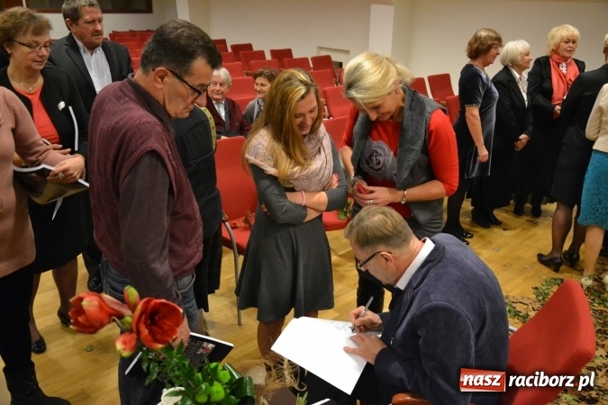 Zdjęcie w galerii na portalu naszraciborz.pl: W zwierciadle satyry - promocja książki Zbigniewa Woźniaka na Zamku Piastowskim wiadomości z regionu