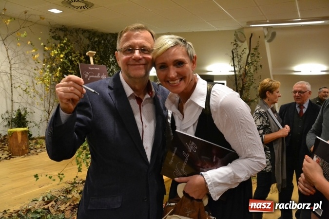 Zdjęcie w galerii na portalu naszraciborz.pl: W zwierciadle satyry - promocja książki Zbigniewa Woźniaka na Zamku Piastowskim wiadomości z regionu