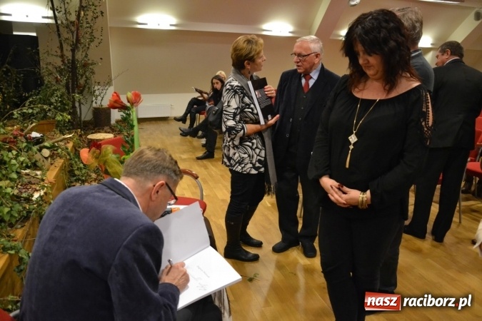 Zdjęcie w galerii na portalu naszraciborz.pl: W zwierciadle satyry - promocja książki Zbigniewa Woźniaka na Zamku Piastowskim wiadomości z regionu