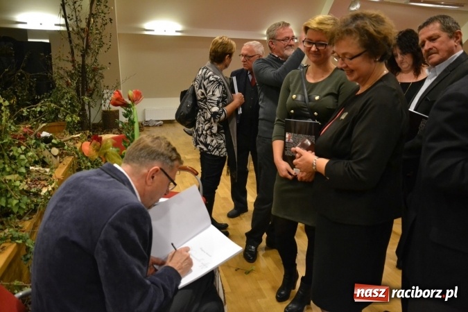 Zdjęcie w galerii na portalu naszraciborz.pl: W zwierciadle satyry - promocja książki Zbigniewa Woźniaka na Zamku Piastowskim wiadomości z regionu