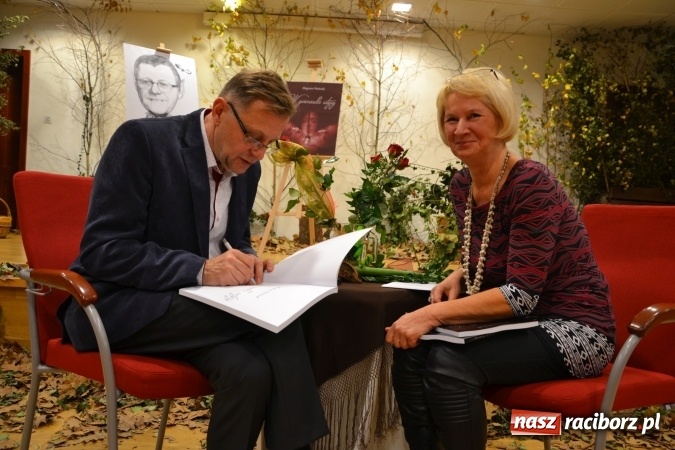 Zdjęcie w galerii na portalu naszraciborz.pl: W zwierciadle satyry - promocja książki Zbigniewa Woźniaka na Zamku Piastowskim wiadomości z regionu