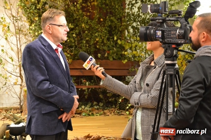 Zdjęcie w galerii na portalu naszraciborz.pl: W zwierciadle satyry - promocja książki Zbigniewa Woźniaka na Zamku Piastowskim wiadomości z regionu