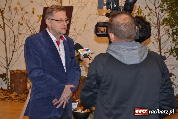 Zdjęcie w galerii na portalu naszraciborz.pl: W zwierciadle satyry - promocja książki Zbigniewa Woźniaka na Zamku Piastowskim wiadomości z regionu