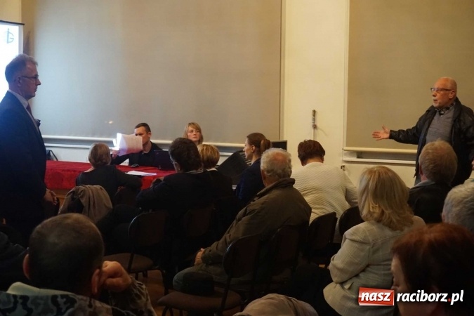 Zdjęcie w galerii na portalu naszraciborz.pl: Prezydent na Nowych Zagrodach. Jak zapobiec podtapianiu dom&oacute;w? wiadomości z regionu