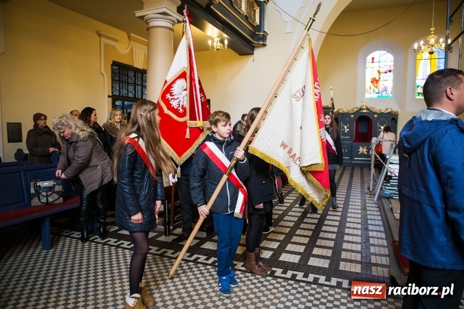 Zdjęcie w galerii na portalu naszraciborz.pl: Szkoła Podstawowa nr 3 w Raciborzu-Brzeziu ma nowy sztandar wiadomości z regionu