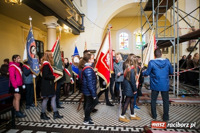 Zdjęcie w galerii na portalu naszraciborz.pl: Szkoła Podstawowa nr 3 w Raciborzu-Brzeziu ma nowy sztandar wiadomości z regionu