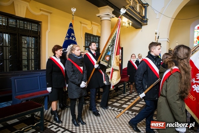 Zdjęcie w galerii na portalu naszraciborz.pl: Szkoła Podstawowa nr 3 w Raciborzu-Brzeziu ma nowy sztandar wiadomości z regionu