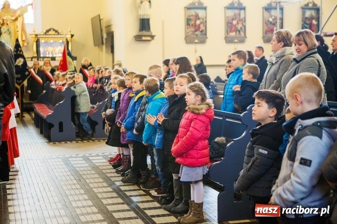 Zdjęcie w galerii na portalu naszraciborz.pl: Szkoła Podstawowa nr 3 w Raciborzu-Brzeziu ma nowy sztandar wiadomości z regionu