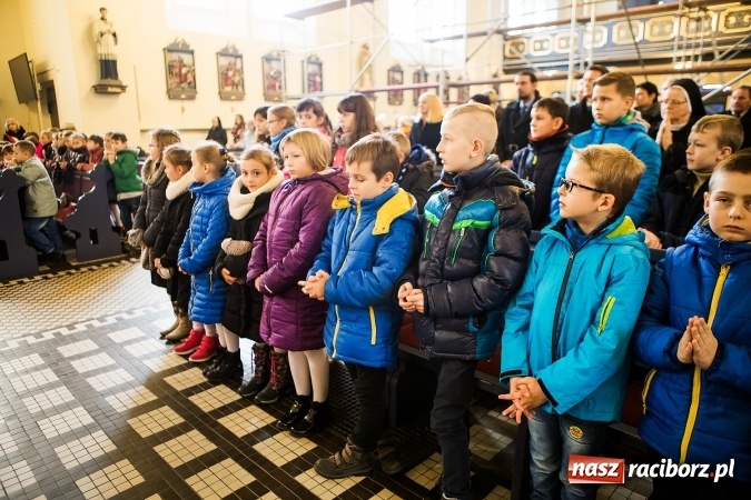 Zdjęcie w galerii na portalu naszraciborz.pl: Szkoła Podstawowa nr 3 w Raciborzu-Brzeziu ma nowy sztandar wiadomości z regionu