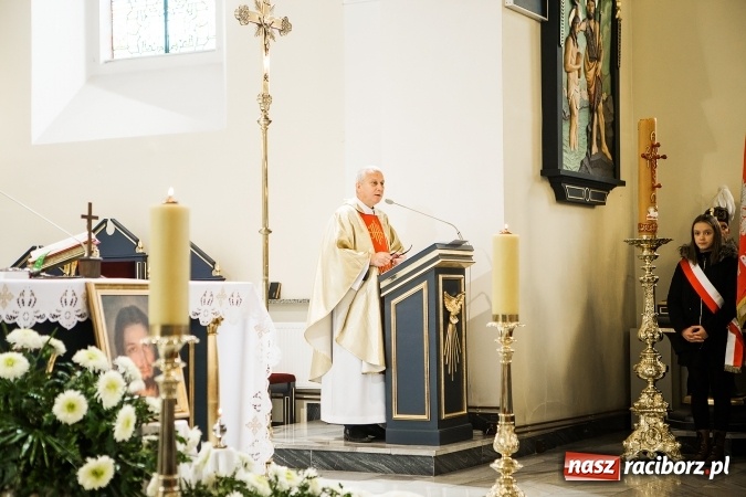 Zdjęcie w galerii na portalu naszraciborz.pl: Szkoła Podstawowa nr 3 w Raciborzu-Brzeziu ma nowy sztandar wiadomości z regionu