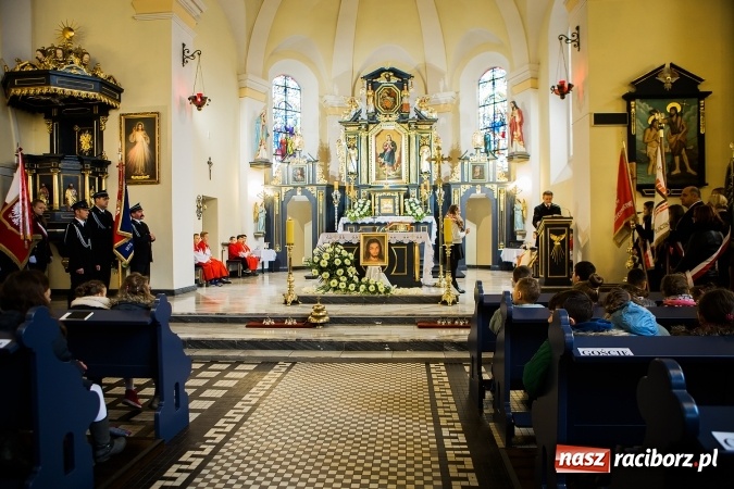 Zdjęcie w galerii na portalu naszraciborz.pl: Szkoła Podstawowa nr 3 w Raciborzu-Brzeziu ma nowy sztandar wiadomości z regionu