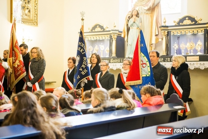 Zdjęcie w galerii na portalu naszraciborz.pl: Szkoła Podstawowa nr 3 w Raciborzu-Brzeziu ma nowy sztandar wiadomości z regionu