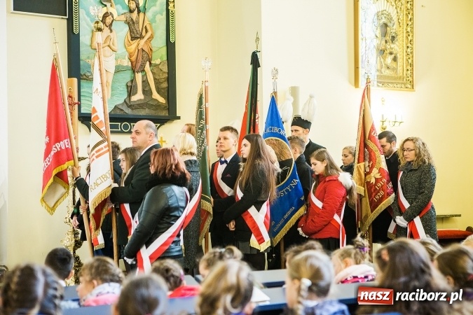 Zdjęcie w galerii na portalu naszraciborz.pl: Szkoła Podstawowa nr 3 w Raciborzu-Brzeziu ma nowy sztandar wiadomości z regionu