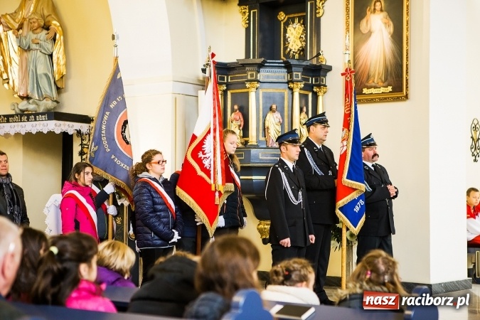 Zdjęcie w galerii na portalu naszraciborz.pl: Szkoła Podstawowa nr 3 w Raciborzu-Brzeziu ma nowy sztandar wiadomości z regionu