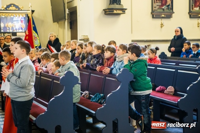 Zdjęcie w galerii na portalu naszraciborz.pl: Szkoła Podstawowa nr 3 w Raciborzu-Brzeziu ma nowy sztandar wiadomości z regionu