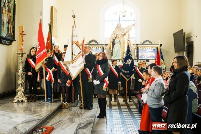 Zdjęcie w galerii na portalu naszraciborz.pl: Szkoła Podstawowa nr 3 w Raciborzu-Brzeziu ma nowy sztandar wiadomości z regionu