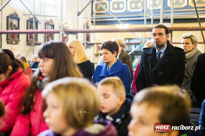 Zdjęcie w galerii na portalu naszraciborz.pl: Szkoła Podstawowa nr 3 w Raciborzu-Brzeziu ma nowy sztandar wiadomości z regionu