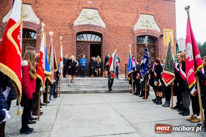 Zdjęcie w galerii na portalu naszraciborz.pl: Szkoła Podstawowa nr 3 w Raciborzu-Brzeziu ma nowy sztandar wiadomości z regionu