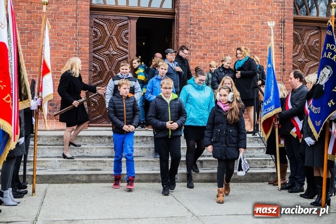Zdjęcie w galerii na portalu naszraciborz.pl: Szkoła Podstawowa nr 3 w Raciborzu-Brzeziu ma nowy sztandar wiadomości z regionu
