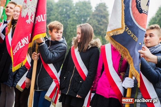 Zdjęcie w galerii na portalu naszraciborz.pl: Szkoła Podstawowa nr 3 w Raciborzu-Brzeziu ma nowy sztandar wiadomości z regionu