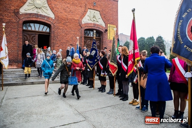 Zdjęcie w galerii na portalu naszraciborz.pl: Szkoła Podstawowa nr 3 w Raciborzu-Brzeziu ma nowy sztandar wiadomości z regionu