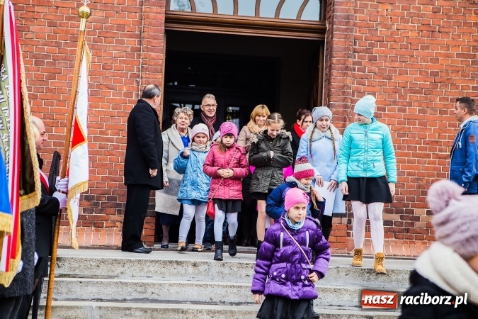 Zdjęcie w galerii na portalu naszraciborz.pl: Szkoła Podstawowa nr 3 w Raciborzu-Brzeziu ma nowy sztandar wiadomości z regionu