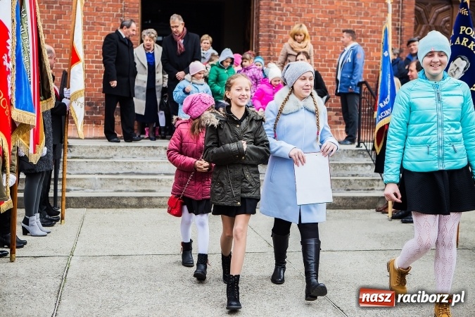 Zdjęcie w galerii na portalu naszraciborz.pl: Szkoła Podstawowa nr 3 w Raciborzu-Brzeziu ma nowy sztandar wiadomości z regionu