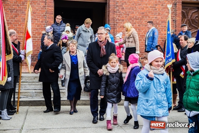 Zdjęcie w galerii na portalu naszraciborz.pl: Szkoła Podstawowa nr 3 w Raciborzu-Brzeziu ma nowy sztandar wiadomości z regionu