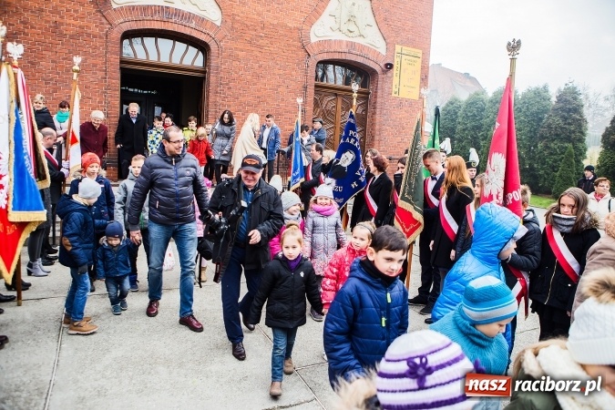 Zdjęcie w galerii na portalu naszraciborz.pl: Szkoła Podstawowa nr 3 w Raciborzu-Brzeziu ma nowy sztandar wiadomości z regionu