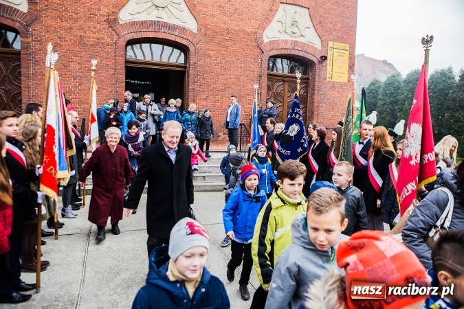 Zdjęcie w galerii na portalu naszraciborz.pl: Szkoła Podstawowa nr 3 w Raciborzu-Brzeziu ma nowy sztandar wiadomości z regionu