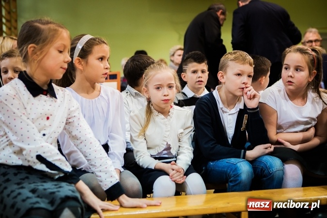 Zdjęcie w galerii na portalu naszraciborz.pl: Szkoła Podstawowa nr 3 w Raciborzu-Brzeziu ma nowy sztandar wiadomości z regionu