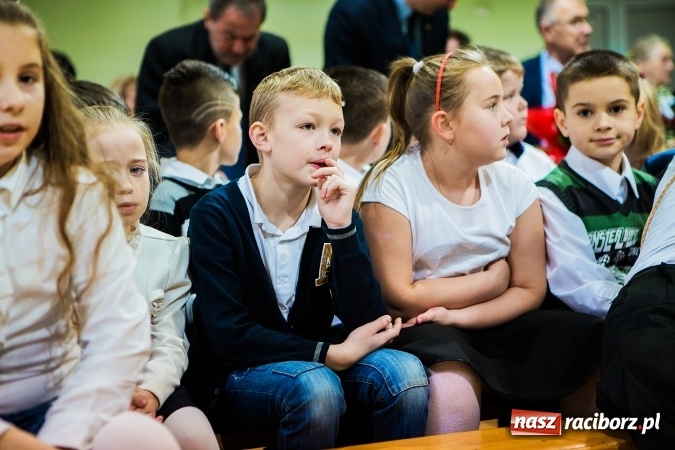 Zdjęcie w galerii na portalu naszraciborz.pl: Szkoła Podstawowa nr 3 w Raciborzu-Brzeziu ma nowy sztandar wiadomości z regionu