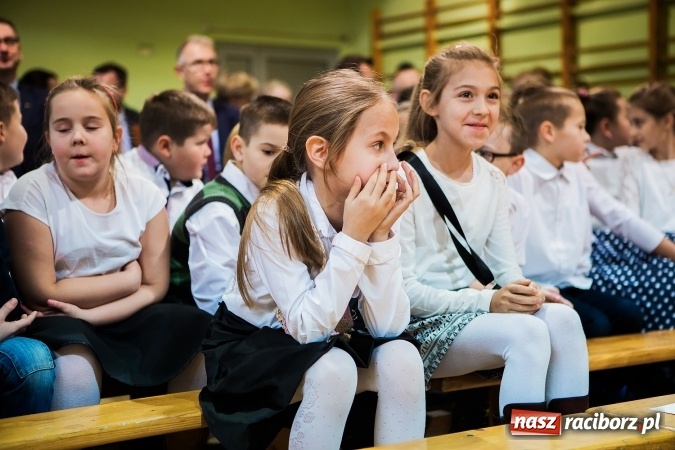Zdjęcie w galerii na portalu naszraciborz.pl: Szkoła Podstawowa nr 3 w Raciborzu-Brzeziu ma nowy sztandar wiadomości z regionu