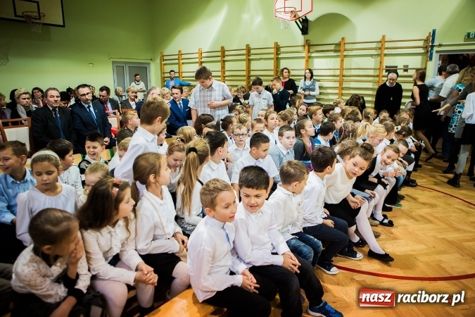 Zdjęcie w galerii na portalu naszraciborz.pl: Szkoła Podstawowa nr 3 w Raciborzu-Brzeziu ma nowy sztandar wiadomości z regionu