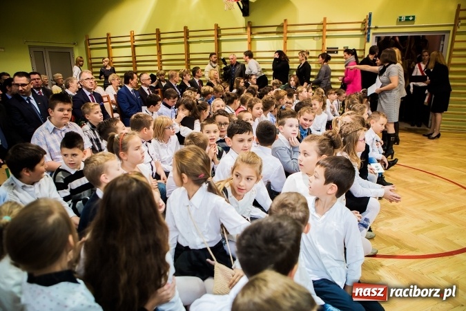 Zdjęcie w galerii na portalu naszraciborz.pl: Szkoła Podstawowa nr 3 w Raciborzu-Brzeziu ma nowy sztandar wiadomości z regionu