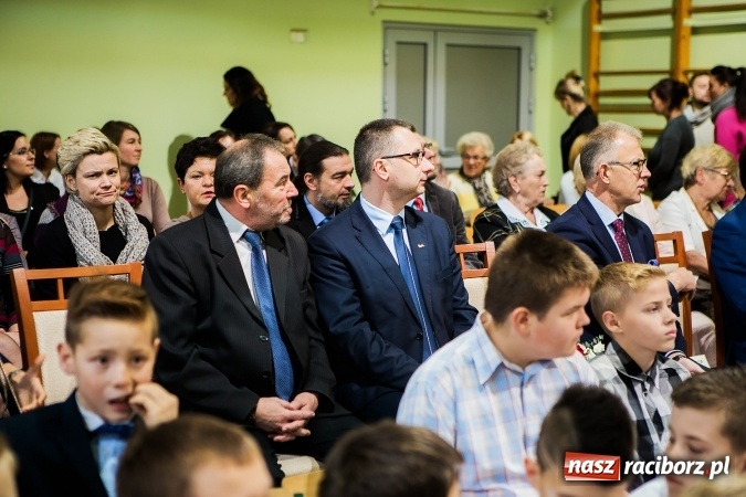 Zdjęcie w galerii na portalu naszraciborz.pl: Szkoła Podstawowa nr 3 w Raciborzu-Brzeziu ma nowy sztandar wiadomości z regionu