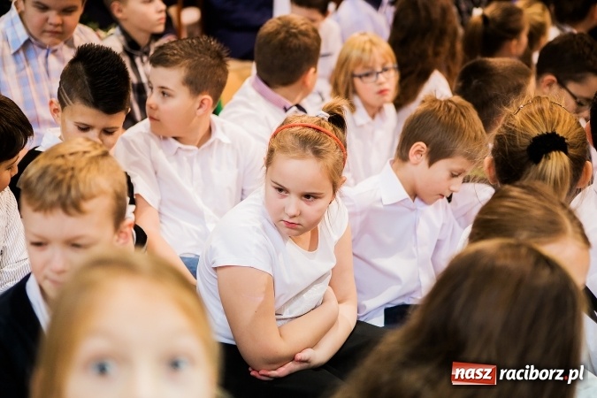 Zdjęcie w galerii na portalu naszraciborz.pl: Szkoła Podstawowa nr 3 w Raciborzu-Brzeziu ma nowy sztandar wiadomości z regionu