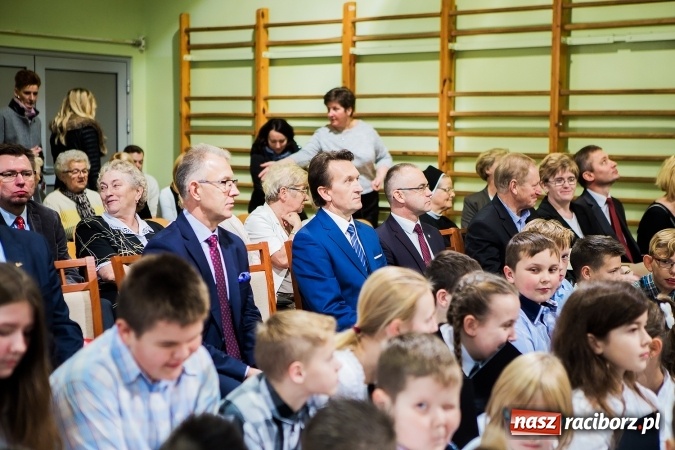 Zdjęcie w galerii na portalu naszraciborz.pl: Szkoła Podstawowa nr 3 w Raciborzu-Brzeziu ma nowy sztandar wiadomości z regionu