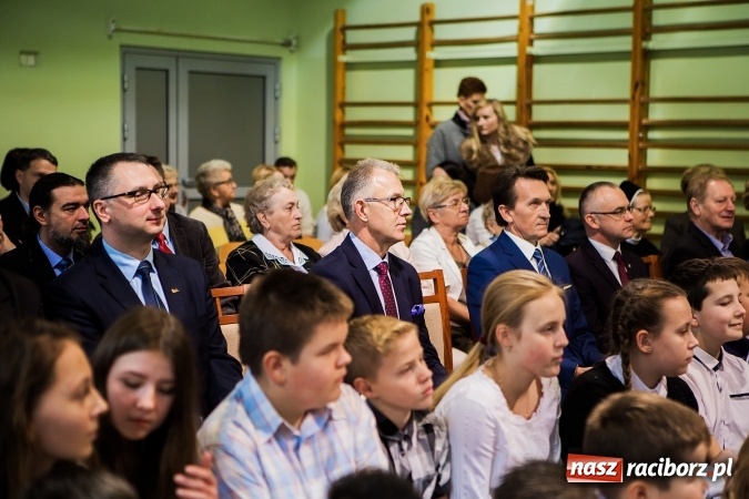Zdjęcie w galerii na portalu naszraciborz.pl: Szkoła Podstawowa nr 3 w Raciborzu-Brzeziu ma nowy sztandar wiadomości z regionu