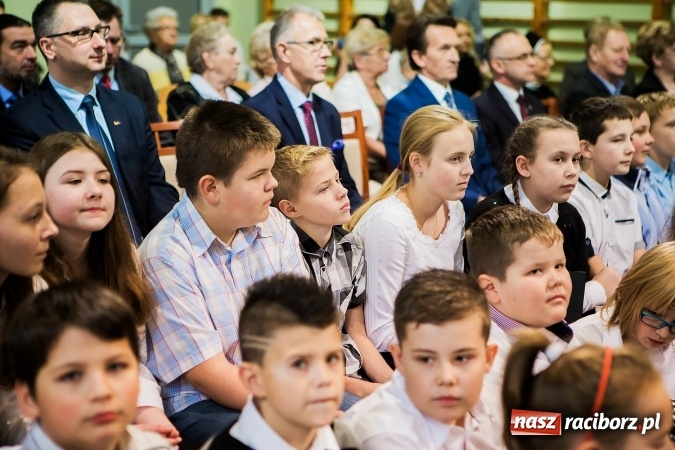 Zdjęcie w galerii na portalu naszraciborz.pl: Szkoła Podstawowa nr 3 w Raciborzu-Brzeziu ma nowy sztandar wiadomości z regionu