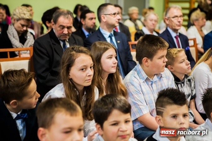 Zdjęcie w galerii na portalu naszraciborz.pl: Szkoła Podstawowa nr 3 w Raciborzu-Brzeziu ma nowy sztandar wiadomości z regionu