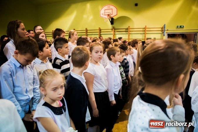 Zdjęcie w galerii na portalu naszraciborz.pl: Szkoła Podstawowa nr 3 w Raciborzu-Brzeziu ma nowy sztandar wiadomości z regionu