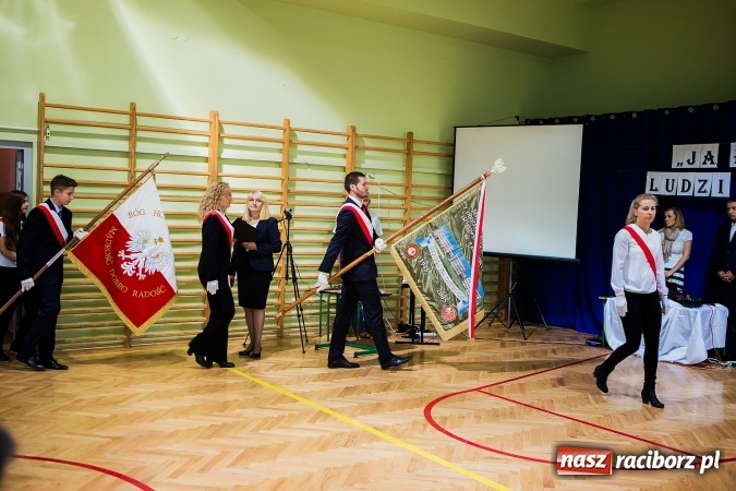 Zdjęcie w galerii na portalu naszraciborz.pl: Szkoła Podstawowa nr 3 w Raciborzu-Brzeziu ma nowy sztandar wiadomości z regionu