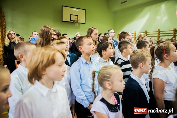 Zdjęcie w galerii na portalu naszraciborz.pl: Szkoła Podstawowa nr 3 w Raciborzu-Brzeziu ma nowy sztandar wiadomości z regionu